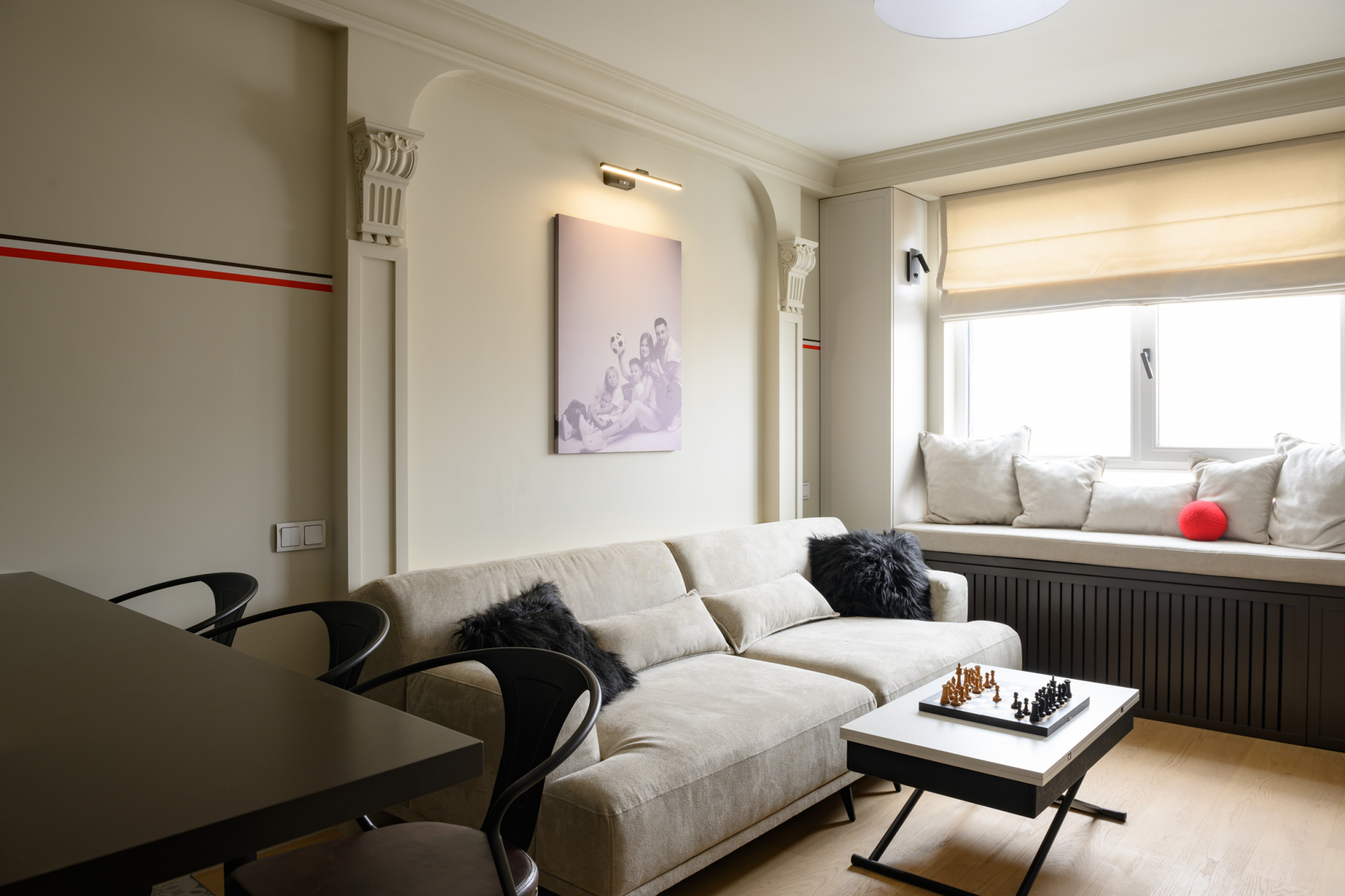 Кухня-гостинная в духе английского паба с SPC-паркетом My Step Aqua Wood